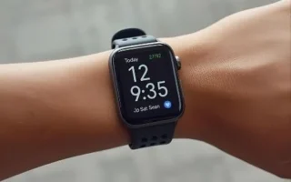 Arm with a smart watch on it presenting time of 9:35 and date of 12.