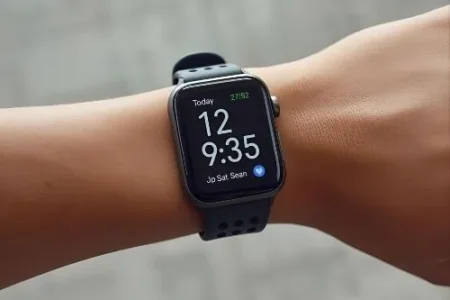 Arm with a smart watch on it presenting time of 9:35 and date of 12.